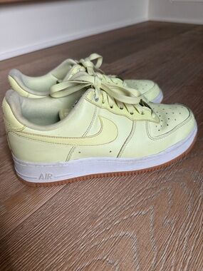Nike Air Force 1 Low-Top Sneakers in Pale Yellow with Gum Sole